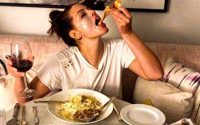 Pregnant-Lady-Eating-Pizza